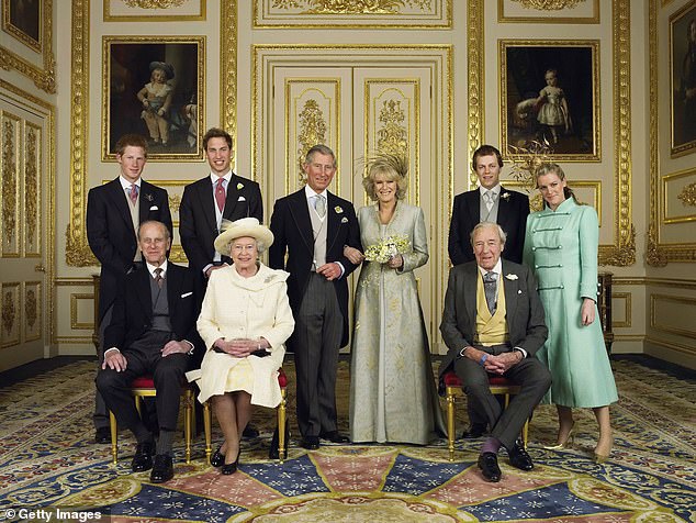 Das abgebildete glückliche Paar mit der Königin, Prinz Philip, Prinz William, Prinz Harry, dem Vater der Braut, Bruce Shand, und Camillas Kindern Tom Parker Bowles und Laura Lopes