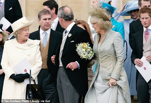Die Königin im Bild mit der königlichen Familie auf den Stufen der St.-Georgs-Kapelle am Tag der Hochzeit von Charles und Camilla