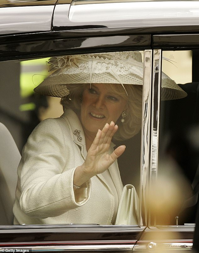 Königin Camilla fotografierte, wie sie an ihrem Hochzeitstag im April 2003 der Menge zuwinkte. Das Paar wurde nach ihrer Heirat Herzog und Herzogin von Cornwall