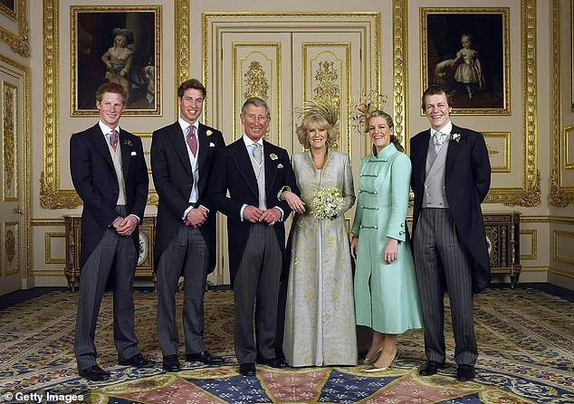 König Charles und Königin Camilla im Bild mit ihren Kindern aus ihrer ersten Ehe an ihrem Hochzeitstag im April 2005