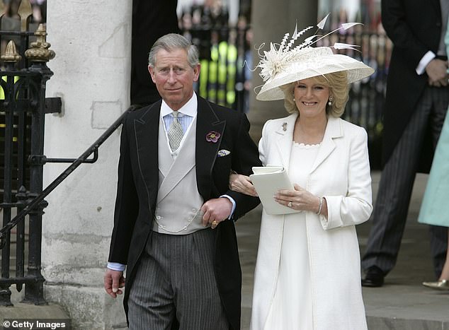 König Charles und Königin Camilla lächeln der Menge zu, kurz nachdem sie 2005 offiziell geheiratet haben