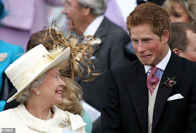 Die verstorbene Königin strahlte Prinz Harry nach der religiösen Segnung von Charles und Camilla an