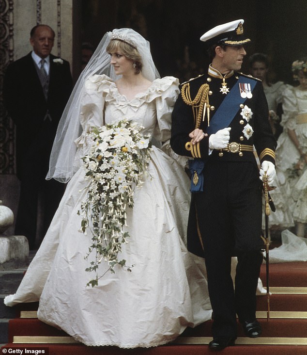 Die Zeremonie war deutlich weniger aufwendig als die Hochzeit von König Charles mit Prinzessin Diana im Juli 1981