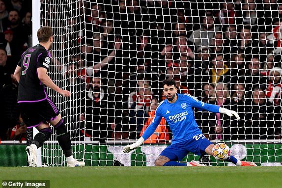 LONDON, ENGLAND - APRIL 09: Harry Kane of Bayern Munich scores his team's second goal from the penalty spot as David Raya of Arsenal looks on during the UEFA Champions League quarter-final first leg match between Arsenal FC and FC Bayern MÃ¼nchen at Emirates Stadium on April 09, 2024 in London, England. (Photo by Mike Hewitt/Getty Images)