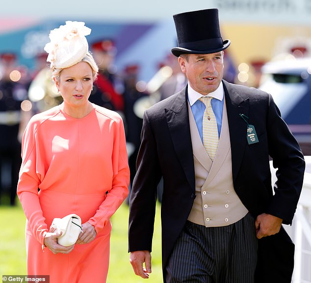 Der Sohn von Prinzessin Anne, 46, begann nach seiner Scheidung von Autumn Kelly, 45, im Jahr 2021 mit seinem alten Freund auszugehen. Das Paar ist im Juni 2022 zusammen in Epsom abgebildet