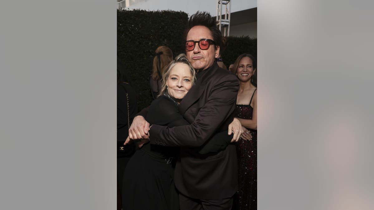 Robert Downey Jr. und Jodie Foster umarmen sich