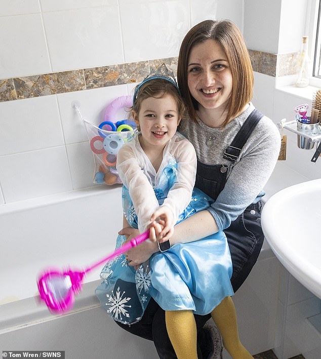 Amelia rettete Emmas Leben, indem sie schrie: „Mama hat mir die Badewanne geklaut“, was bei Alun Alarm auslöste