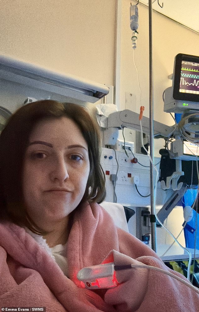 Emma verbrachte fünf Tage im Princess of Wales Hospital in Bridgend (im Bild im Krankenhaus nach dem Anfall)