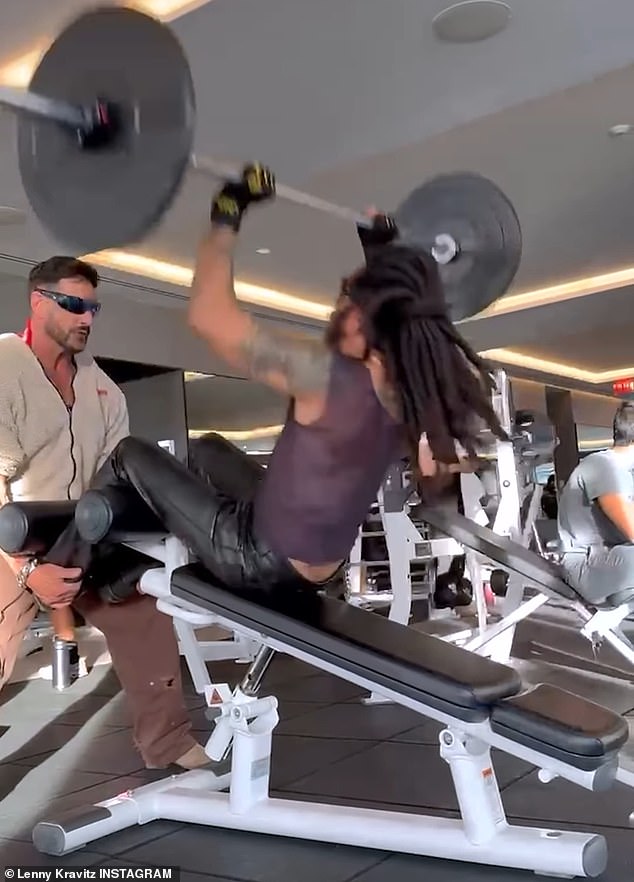 Der 59-jährige Rockstar hat einen Clip hochgeladen, in dem er im Fitnessstudio Gewichte hebt, während er mit Hilfe eines Trainers auf einem der Geräte sitzt