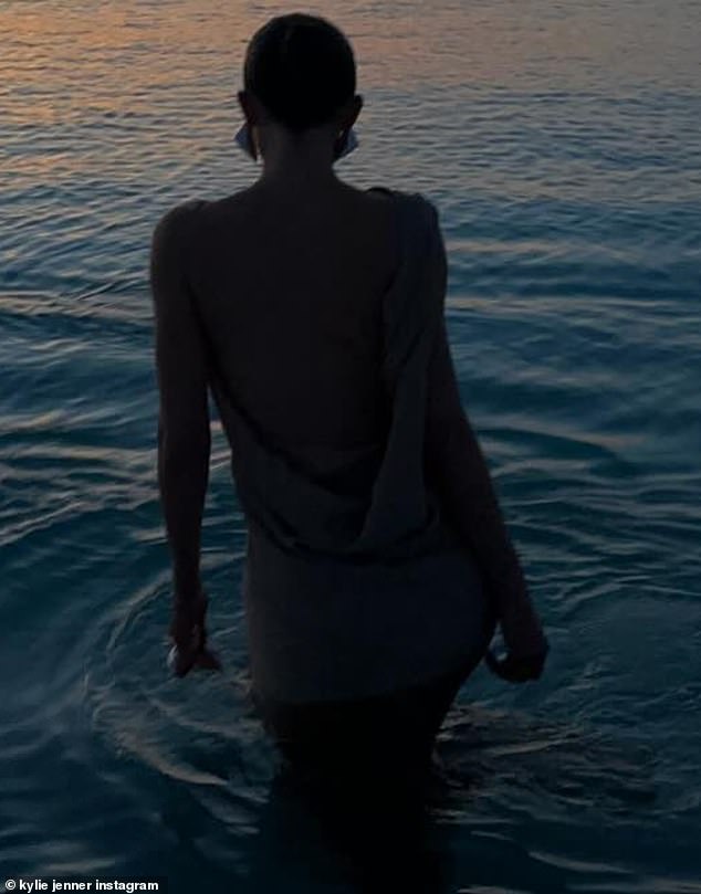 Man konnte sie auch in einem langen ärmellosen Kleid sehen, wie sie vor einem atemberaubenden Blick auf den Sonnenuntergang ins Meer spazierte