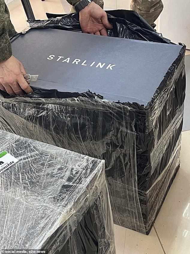 Oben zeigt ein russischer Militärblogger, der die russische Invasion unterstützt, das Auspacken des Starlink-Terminals