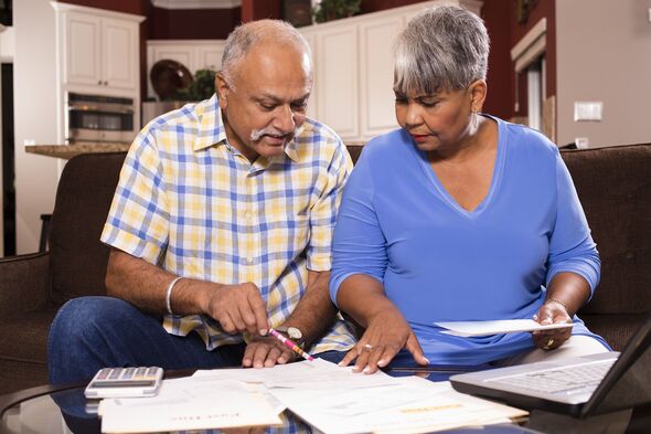 Älteres Paar bezahlt monatliche Rechnungen zu Hause.
