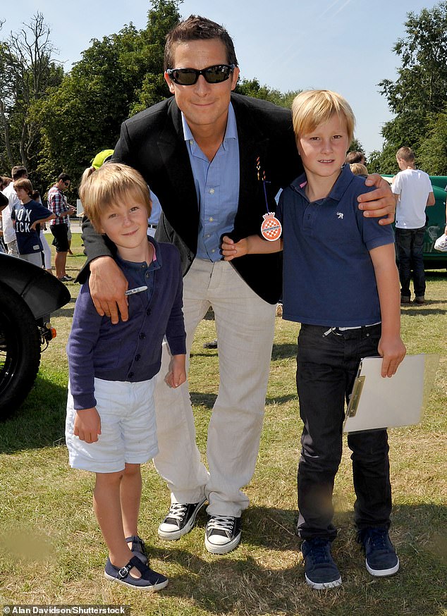Bear wird im Juli 2011 mit seinen Söhnen Jesse und Marmaduke im Goodwood House gesehen