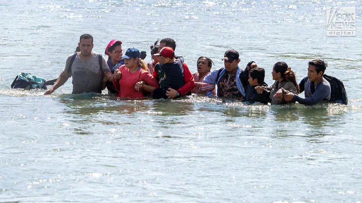 Migranten überqueren den Rio Grande, um an die amerikanische Grenze zu gelangen