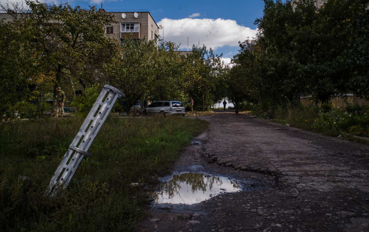 Streubombe am Straßenrand in der Ukraine