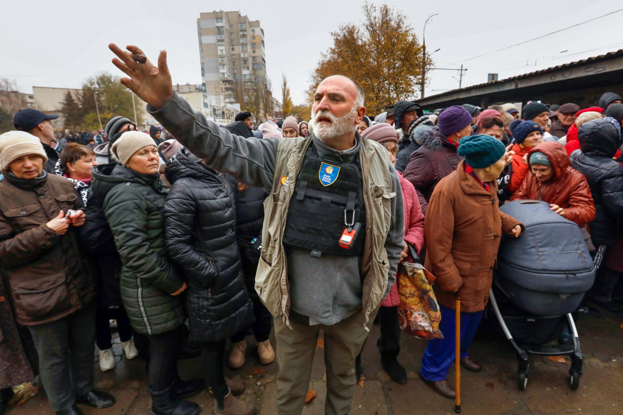 José Andrés steht inmitten einer Menschenmenge in der Ukraine.