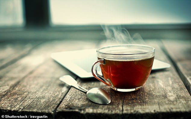 Warme Getränke wie Tee enthalten L-Theanin, das ein Gefühl der Ruhe hervorruft und ängstliches Essen unterdrücken kann