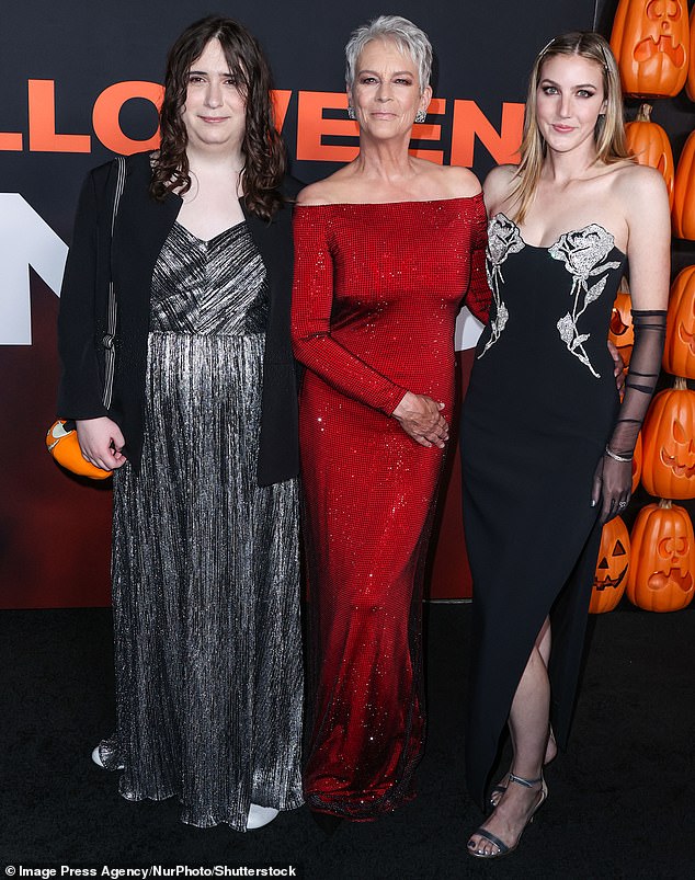 Die Tochter der Schauspielerin Jamie Lee Curtis, Ruby (links), outete sich 2021 als Transgender. Abgebildet mit ihrer Mutter und ihrer Schwester im Jahr 2022