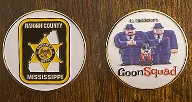Mitglieder des „Goon Squad“ aus Polizeibeamten des Rankin County trugen eine Münze bei sich, um zu zeigen, dass sie Teil der Gruppe der Erkrankten waren.  Im Bild: Lt Middletons Münze