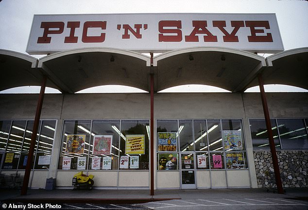 Pic 'N' Save wurde 1950 gegründet und später von Consolidated Stores gekauft und in Big Lots umgewandelt.  Miller hat die Marke im Jahr 2020 wiederbelebt