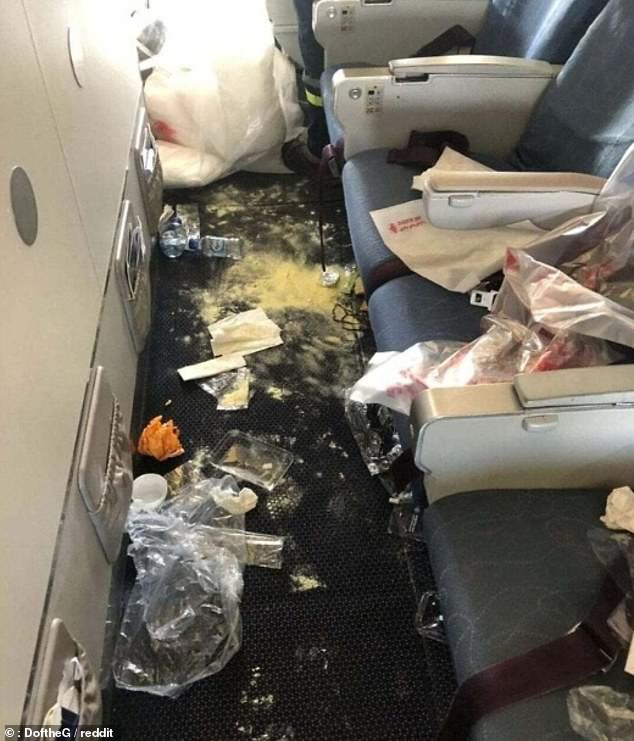 Eine andere Person aus Großbritannien verschüttete ihr Essen über den gesamten Flugboden und wischte es nicht weg