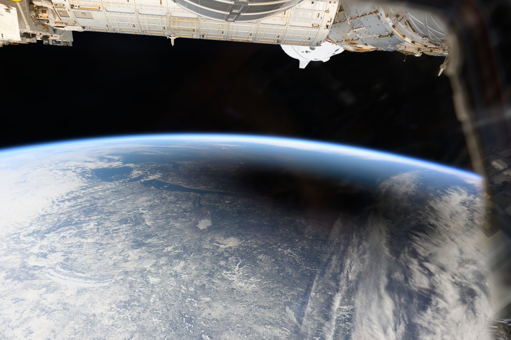 Die Internationale Raumstation flog aus 261 Meilen Höhe in die Sonnenfinsternis hinein. 