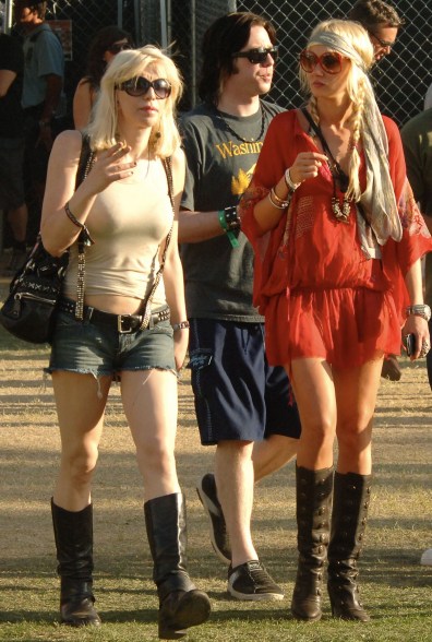 Courtney Love und Kimberly Stewart besuchen das Coachella Valley Music & Arts Festival