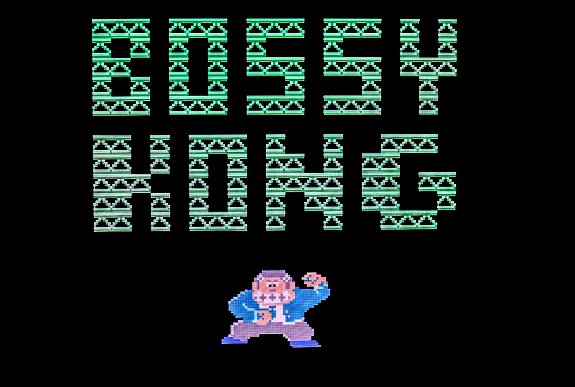 Der Titelbildschirm für "Bossy Kong," in Großbuchstaben dargestellt und mit einer kleinen Abbildung eines Affen im Anzug versehen.
