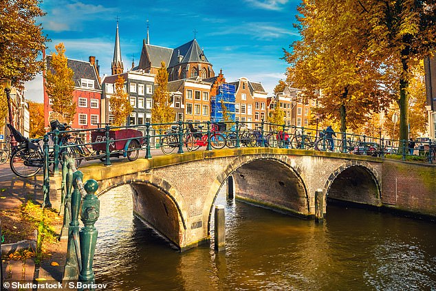 In Amsterdam gibt es nicht nur viel zu unternehmen, sondern auch die Landschaft rund um das „bezaubernde“ Kanalnetz zu bewundern