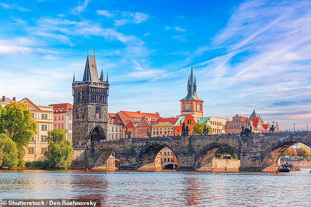Die tschechische Hauptstadt ist berühmt für ihre Architektur, darunter die oben abgebildete Karlsbrücke
