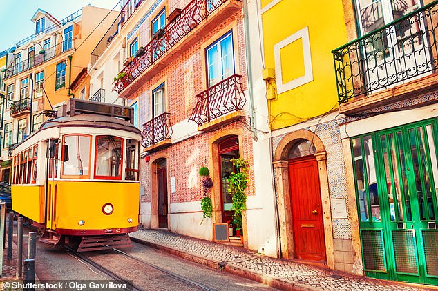 Reisende sind von Portugals Hauptstadt mit ihren historischen Vierteln und den symbolträchtigen Straßenbahnen „verzaubert“ (oben).