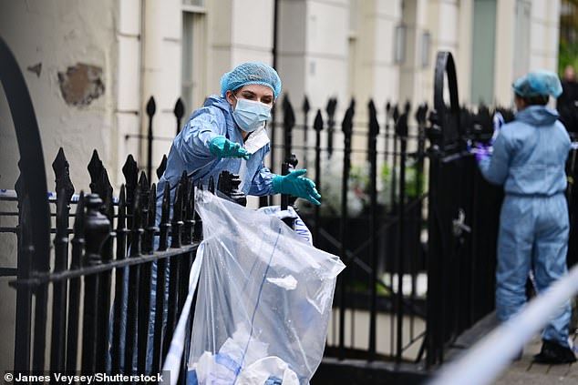 Forensische Beamte werfen Gegenstände in eine Tasche vor dem Haus im Londoner Nobelviertel Bayswater im Bezirk Westminster