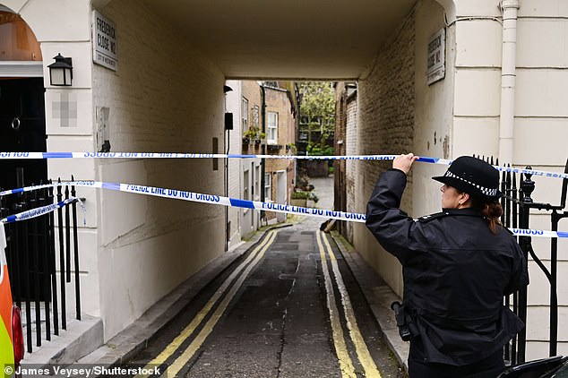 Ein Polizist kümmert sich um die Absperrung am Stanhope Place in London – nur wenige Meter vom Hyde Park, dem Wahrzeichen der Hauptstadt, entfernt