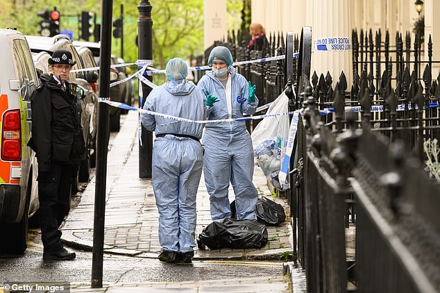 Polizei am Tatort am Stanhope Place im Londoner Nobelviertel Bayswater in der Nähe des Hyde Parks, nachdem am Montag eine Frau mit tödlichen Messerwunden gefunden wurde