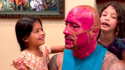Papa-Makeover!  Dwayne Johnsons Kinder bedecken sein Gesicht urkomisch mit Lippenstift