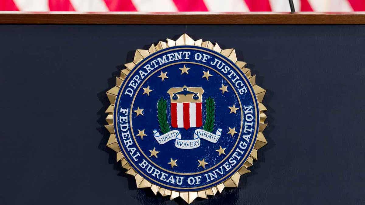 FBI-Logo und -Siegel unter der amerikanischen Flagge