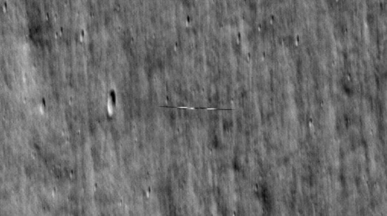 Während der zweiten Umlaufbahn nahm das LRO dieses Bild von Danuri aus nur 4 km (2,5 Meilen) Höhe auf.  Der LRO war 25 Grad auf den südkoreanischen Orbiter ausgerichtet.  Bildquelle: NASA/Goddard/Arizona State University