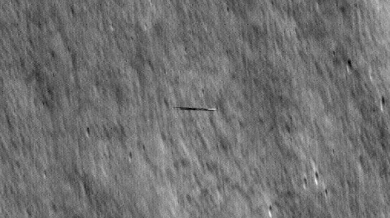 Danuri sieht auf diesem LRO-Bild, das 5 km darüber aufgenommen wurde, wie ein Streifen aus.  Bildquelle: NASA/Goddard/Arizona State University