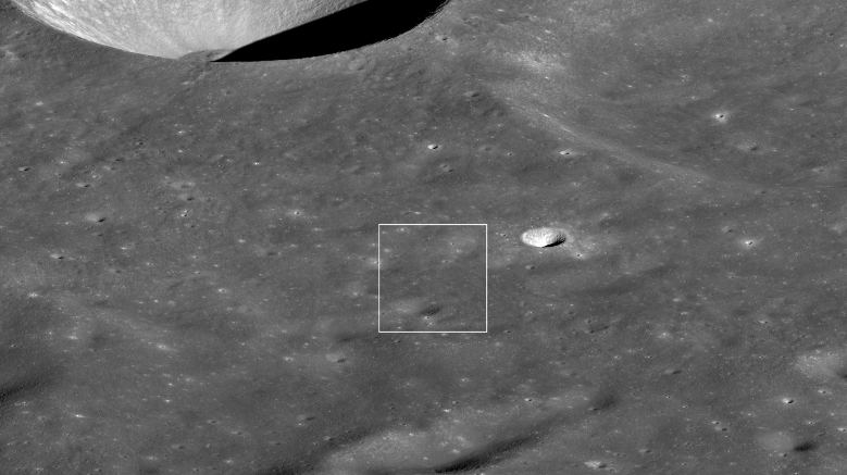 Laut NASA befindet sich Danuri im weißen Feld in der rechten Ecke des Bildes.  Wenn Sie es sehen können, sollten Sie darüber nachdenken, Bürgerwissenschaftler zu werden.  Zur Veranschaulichung: Der Krater über dem weißen Kasten ist 12 km (7,5 Meilen) breit.  Bildquelle: NASA/Goddard/Arizona State University