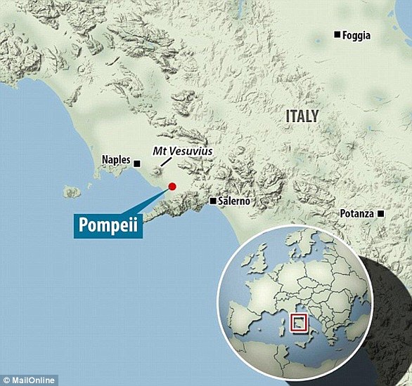 Der Vesuv brach im Jahr 79 n. Chr. aus und begrub die Städte Pompeji, Oplontis und Stabiae unter Asche und Felsfragmenten sowie die Stadt Herculaneum unter einer Schlammlawine.