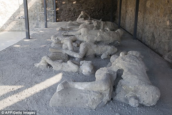 Der Orto dei fuggiaschi (Der Garten der Flüchtlinge) zeigt die 13 Leichen von Opfern, die während des Ausbruchs des Vesuvs im Jahr 79 n. Chr. von der Asche begraben wurden, als sie versuchten, aus Pompeji zu fliehen