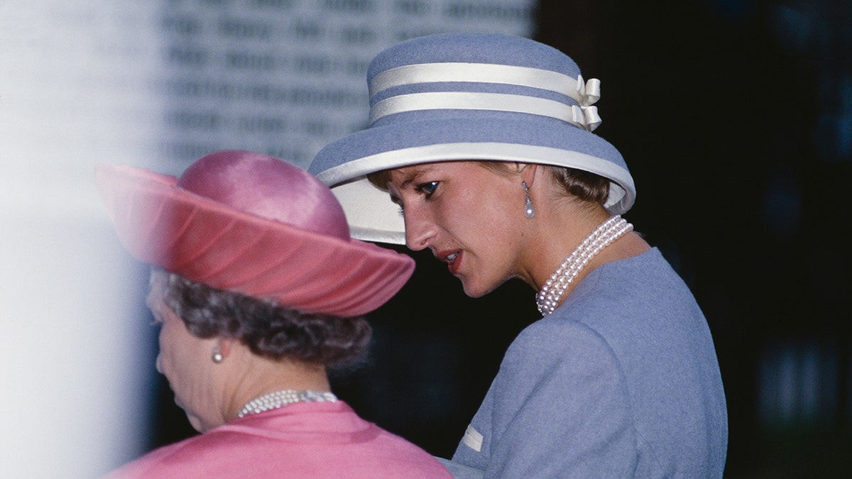 Prinzessin Diana schaut auf Königin Elizabeth herab und spricht mit ihr