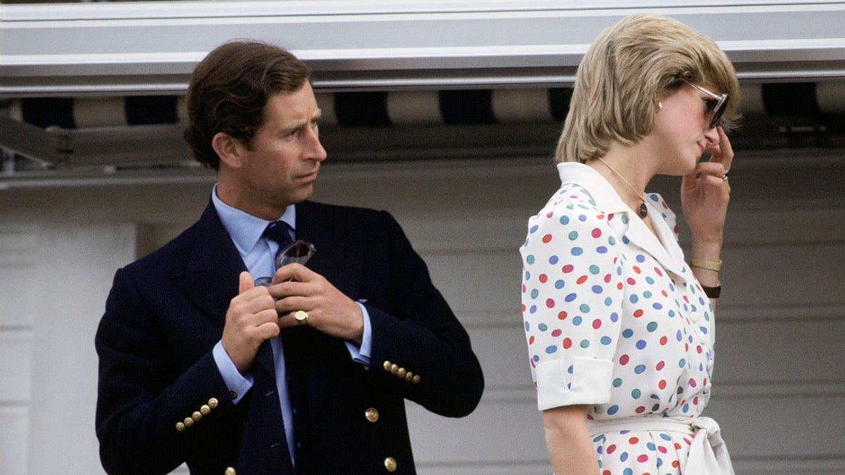 Prinz Charles blickt verwirrt auf Prinzessin Diana, die ihm den Rücken zuwendet