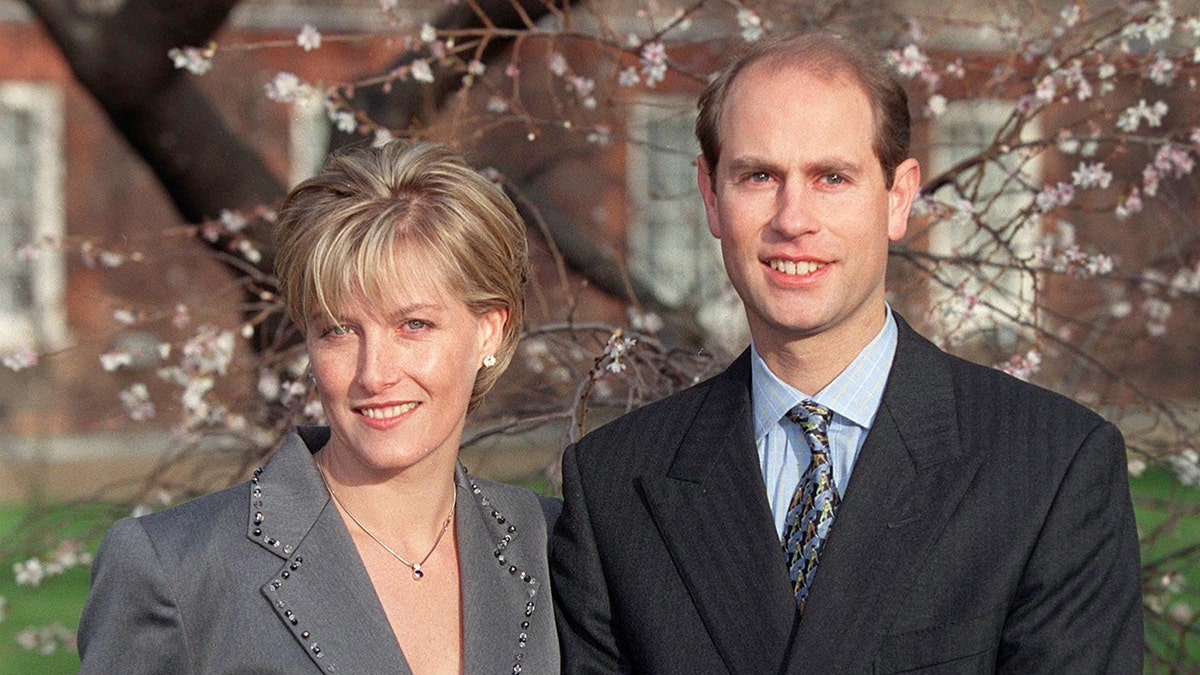 Prinz Edward und Sophia stehen zusammen vor einem blühenden Baum