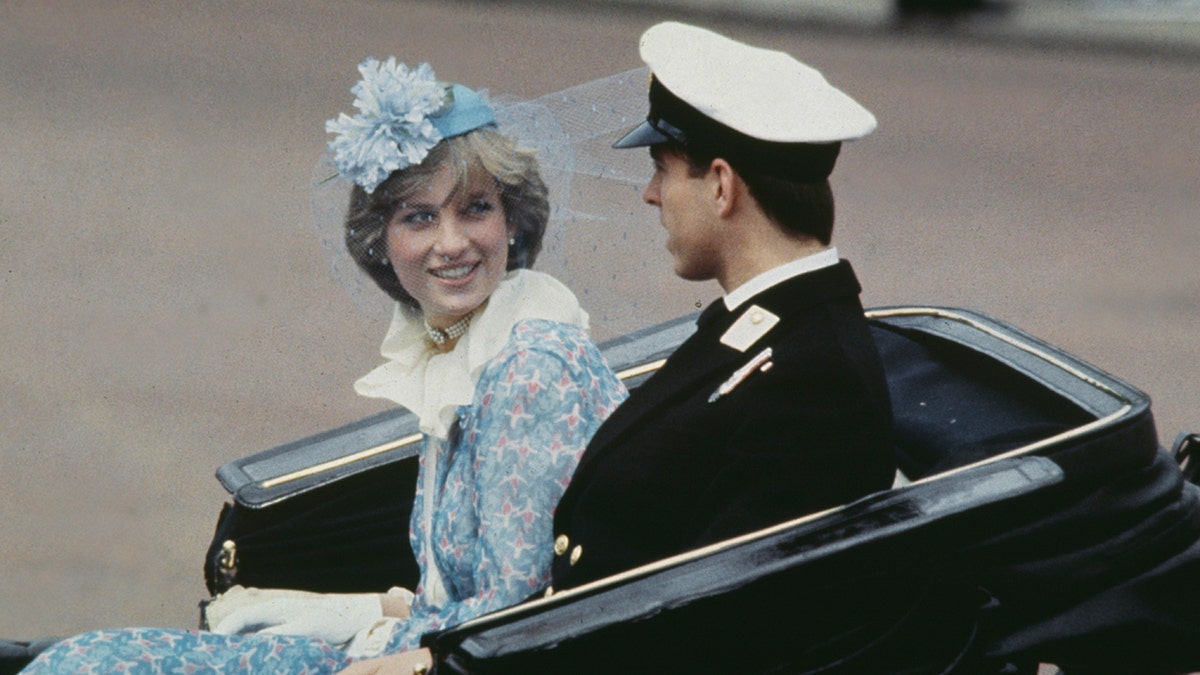 Prinzessin Diana in einer Kutsche und schaut Prinz Andrew an
