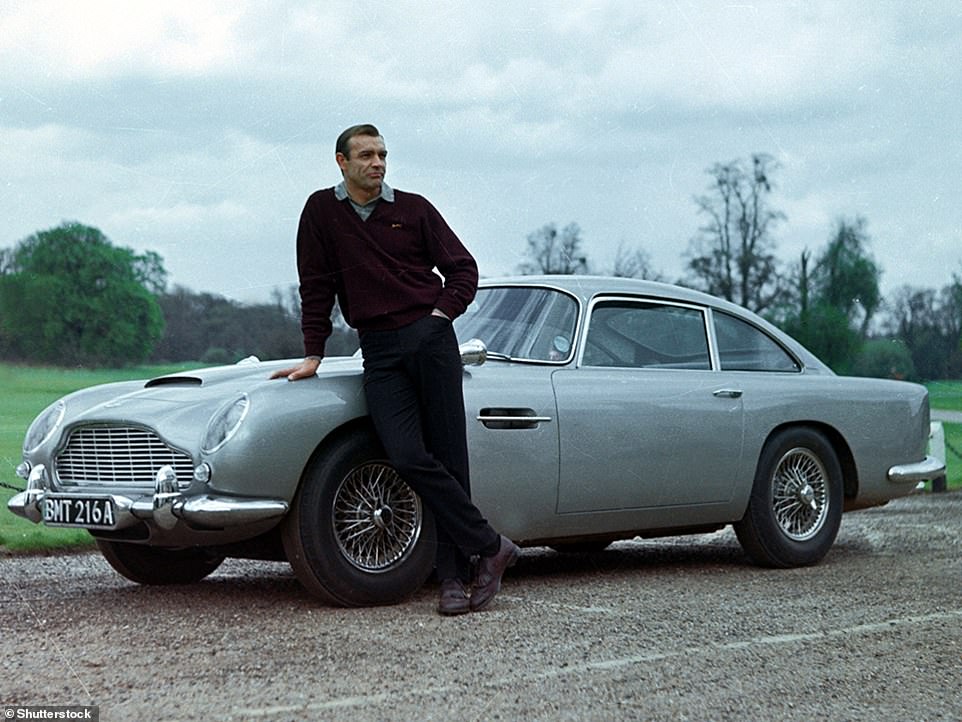Der DB5 ist dank seines legendären Status als Auto von 007 selbst zum „berühmtesten Auto der Welt“ geworden.  Es erschien erstmals als Motor der Wahl für den fiktiven MI6-Agenten James Bond in „Goldfinger“, gefahren von Sean Connery im Film von 1964