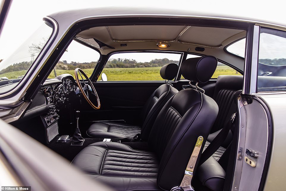 Die Innenausstattung des DB5 in „Silver Birch“ besteht aus edlem schwarzen Connolly-Leder und das Auto wurde in den letzten Jahren einer kompletten Body-Off-Restaurierung unterzogen.  Es befindet sich in einem außergewöhnlich guten Empfangszustand.  Der Motor wurde kürzlich von Aston Martin Works auf die 4,2-Liter-Vantage-Werksspezifikation umgebaut, was allein 57.000 Pfund kostete