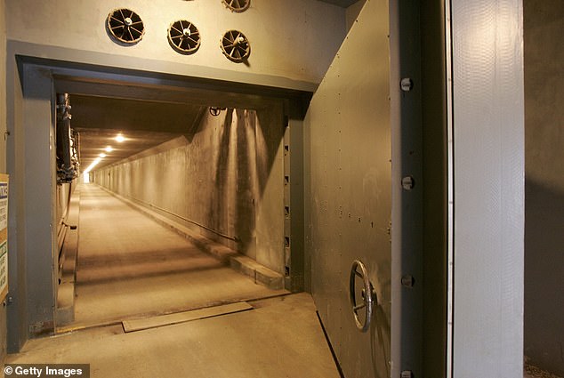 Hinter dem „Hochspannungs“-Schild verbarg sich diese 28 Tonnen schwere Tür, die autorisierte Fahrzeuge in den Bunker und alle anderen hinauslassen sollte.
