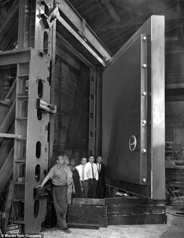 Die Mosler Safe Company baute die riesigen Türen, die den Bunker schützten.  Dieses in der Produktionsanlage des Unternehmens zu sehende Exemplar ist 19,5 Zoll dick und wiegt über 20 Tonnen.