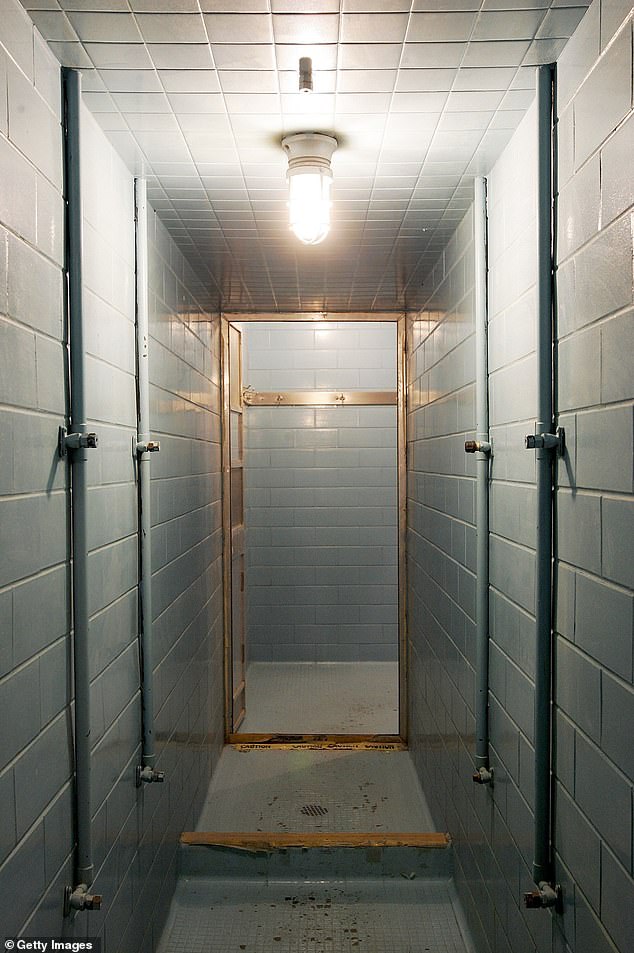 Ein Bereich zur Dekontamination mit chemischen Duschen war Teil des komplexen Eingangs zum Bunker.  Für den Fall, dass jemand nach einem Atomangriff hereinkäme, müsste radioaktives Material von ihm abgewaschen werden.